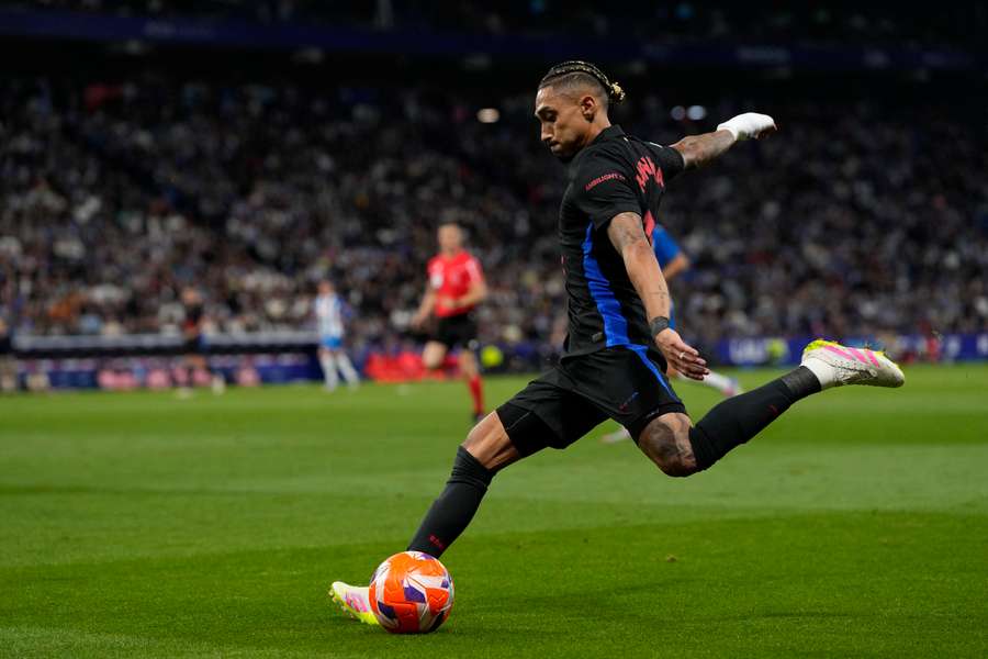 Raphinha golpea el balón.