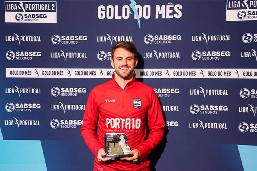 Leandro Antunes com o prémio de melhor golo do mês