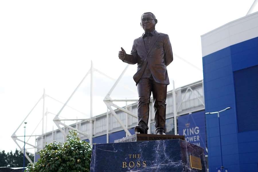 Das Denkmal von Vichai Srivaddhanaprabha vor dem Stadion von Leicester City.