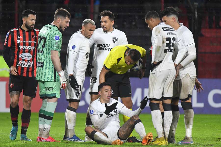 Carlos Alberto reclamou de pênalti no primeiro tempo