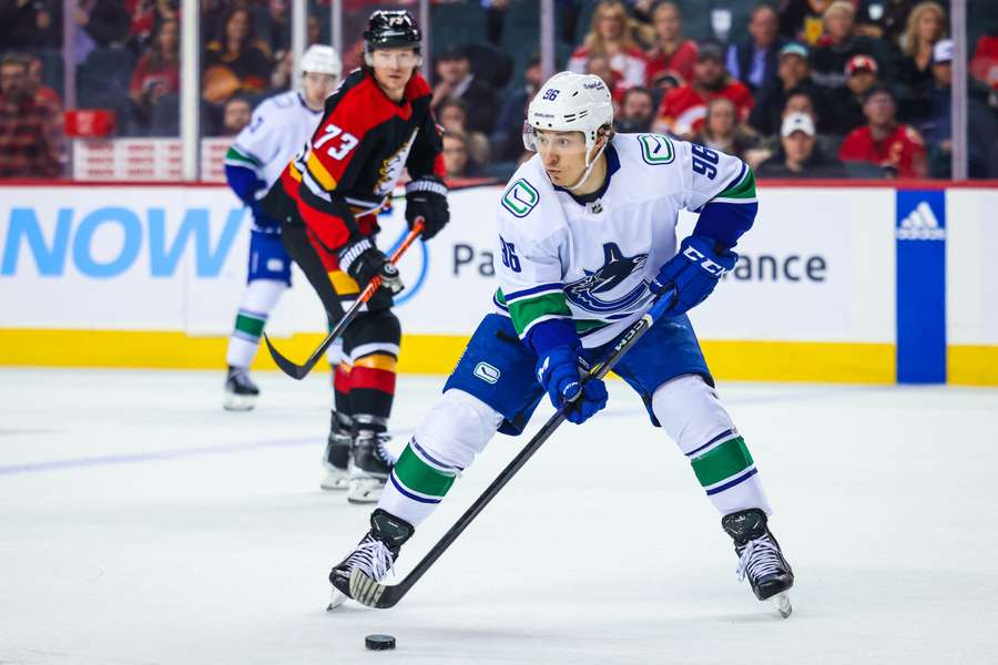 Kuzmenko controls the puck