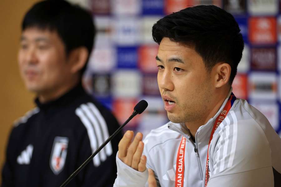 Wataru Endo (r.) bei der Pressekonferenz vor dem Heimspiel gegen Bahrain