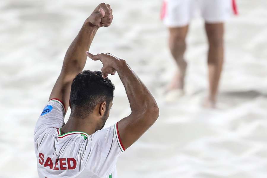 Saeed Piramoun celebra seu golaço na final do Torneio Intercontinental de futebol de areia "cortando o cabelo"