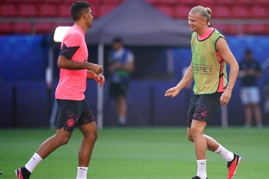 Manchester City's Rodri (L) en Erling Haaland tijdens de training op dinsdag