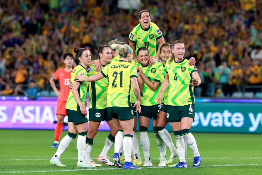 Australia celebrate Alanna Kennedy's goal