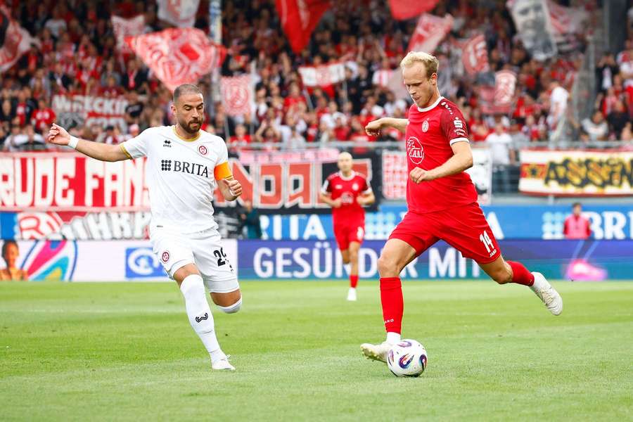 Fatih Kaya (l.) schaut gegen Lucas Brumme nur hinterher