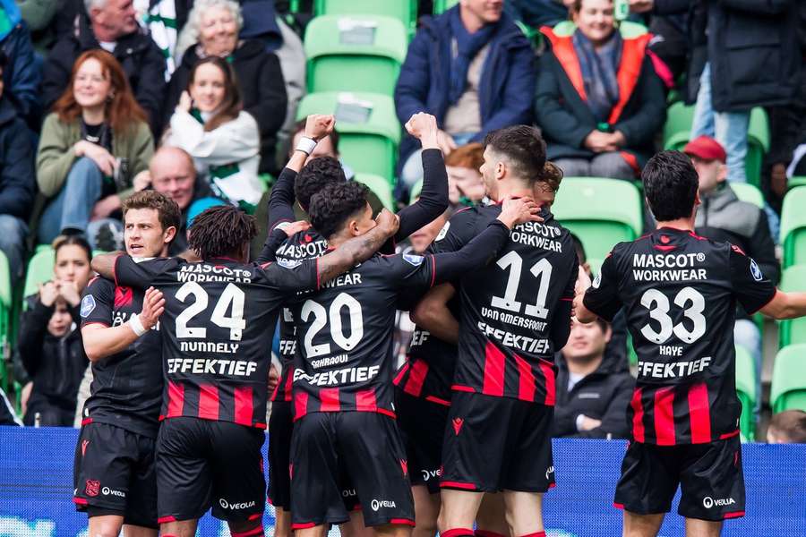 De spelers van Heerenveen vieren de goal van Sydney van Hooijdonk