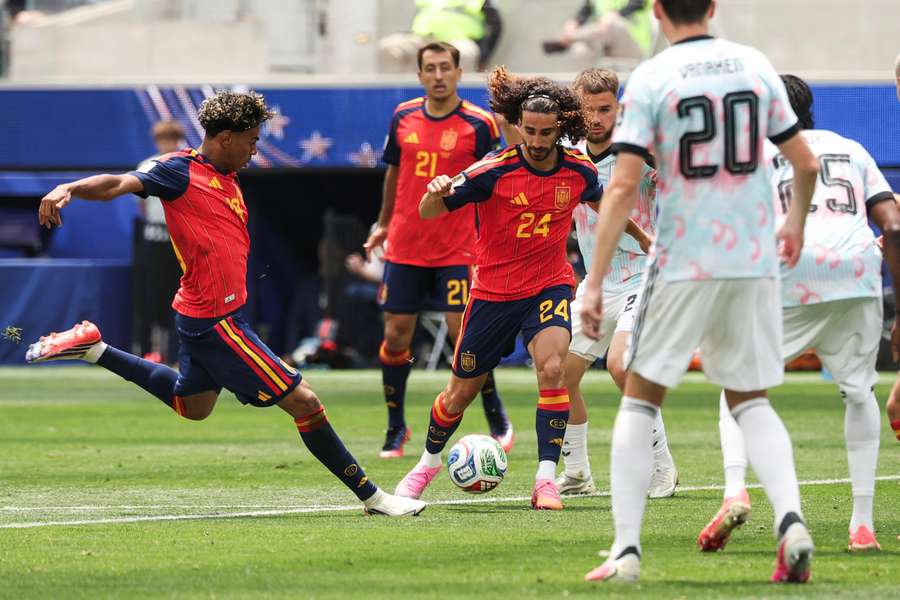 Lamine Yamal et Marc Cucurella lors d'Espagne-Belgique en 1/4 de finale de la Coupe du monde Lamine Yamal et Marc Cucurella lors d'Espagne-Belgique en 1/4 de finale de la Coupe du monde
