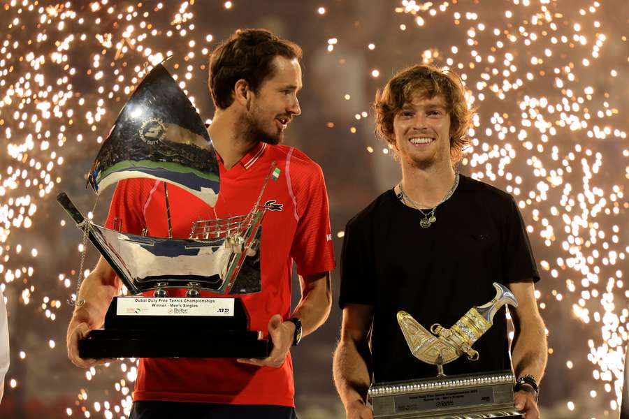 Medvedev y Rublev posan con sus trofeos tras la final.