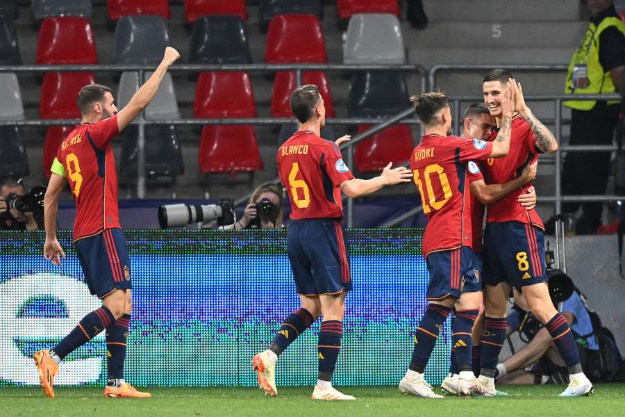 Sancet, con el 8, celebra un gol con la selección sub21
