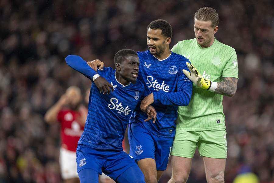 Gueye opustil hřiště velmi rozčarovaný a za doprovodu dvou spoluhráčů. Gueye opustil hřiště velmi rozčarovaný a za doprovodu dvou spoluhráčů.