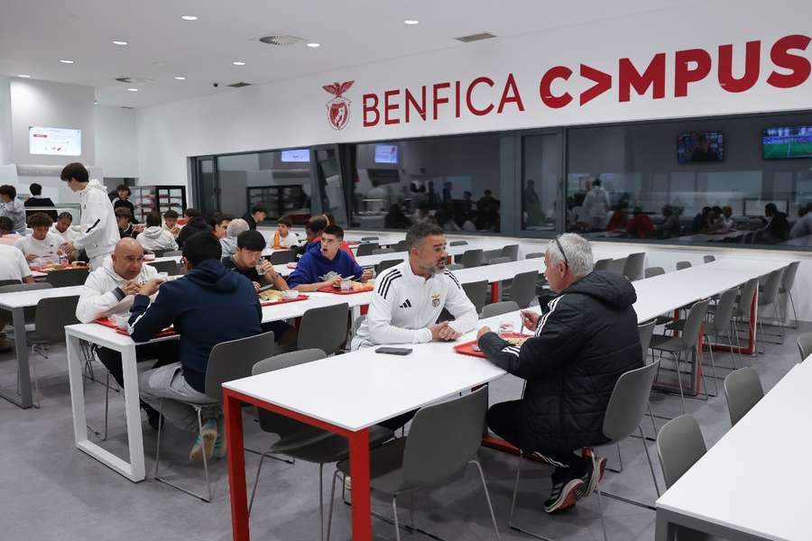 José Mourinho no refeitório do Benfica Campus José Mourinho no refeitório do Benfica Campus