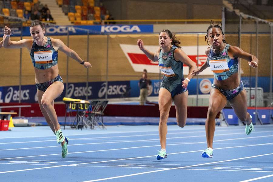 Seedo, rechts, wint de 60m sprint, Links Nadine Visser en Zoe Sedney