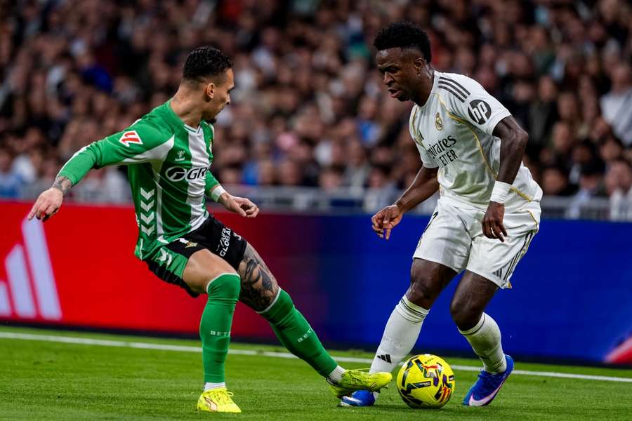 Vinícius ante Antony, en el partido de ida