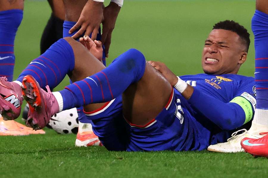 Mbappé sentiu o tornozelo em França 3x0 Azerbaijão