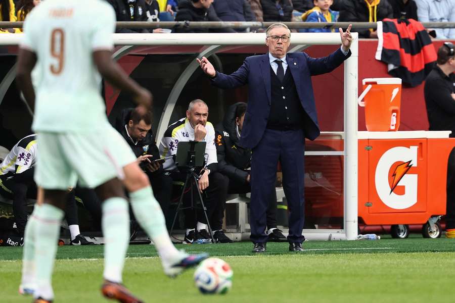 Ancelotti da órdenes a los suyos