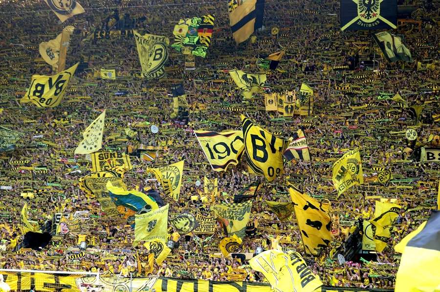 Os milhares e milhares de adeptos do Dortmund no Signal Iduna Park estavam desesperados para levar a sua equipa ao título