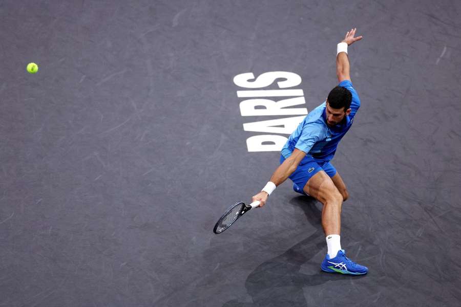 Nole po raz siódmy wygrał w paryskiej hali Bercy