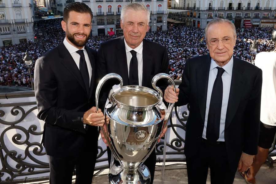 Ancelotti ao lado de Nacho, capitão do Real, e o presidente Florentino Pérez