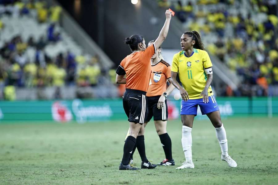 Kerolin foi uma das expulsas em Brasil 0x1 EUA Kerolin foi uma das expulsas em Brasil 0x1 EUA