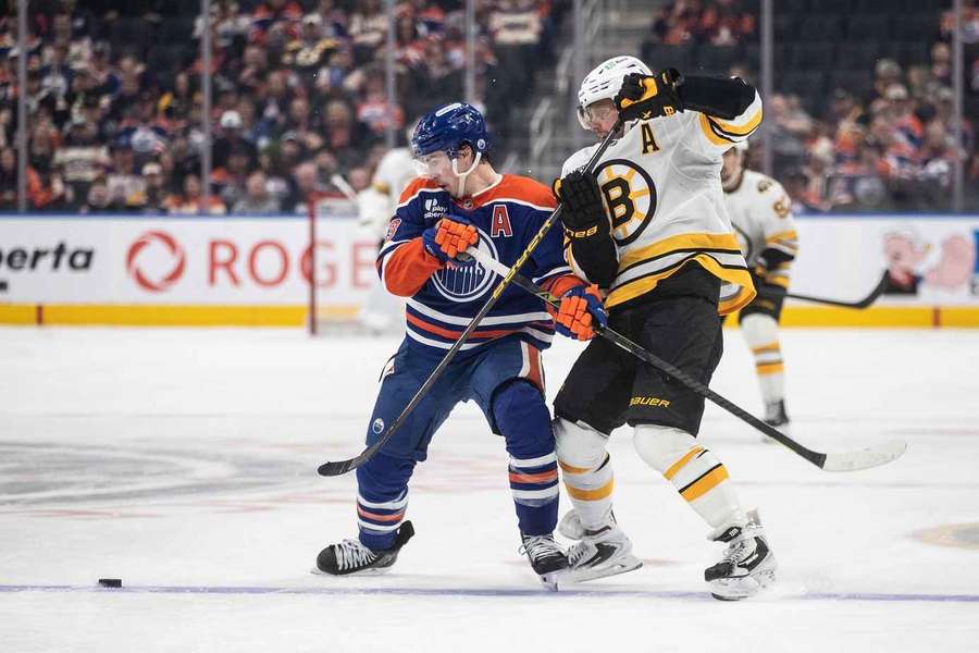 David Pastrňák v souboji s edmontonským Ryanem Nugentem-Hopkinsem.