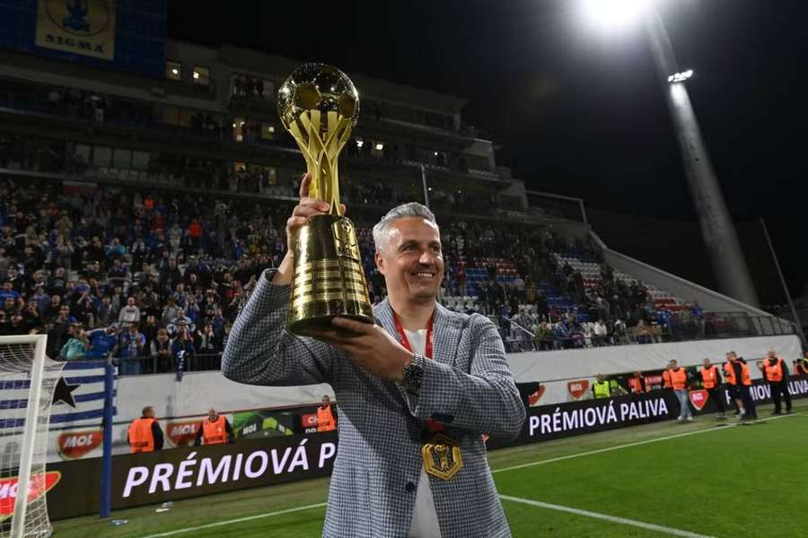 Trenér Janotka s vítěznou trofejí.