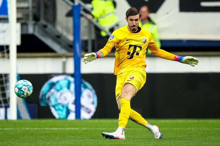 Vasilios Barkas in actie voor FC Utrecht in de uitwedstrijd tegen sc Heerenveen