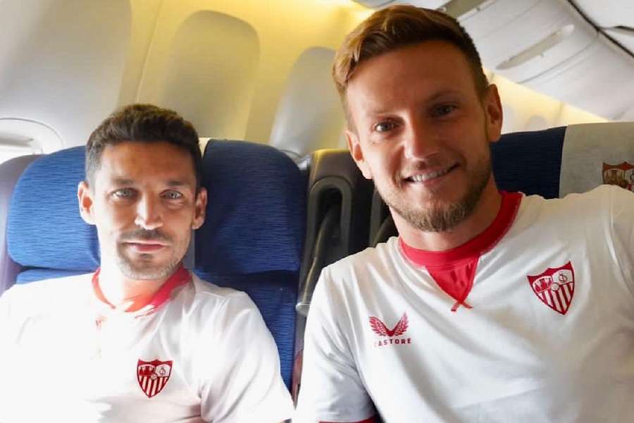 Jesús Navas e Rakitic, no avião para a viagem a Detroit