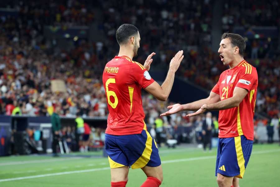 Mikel Merino y Oyarzábal  celebran un gol de España en semifinales de la Nations ante Francia