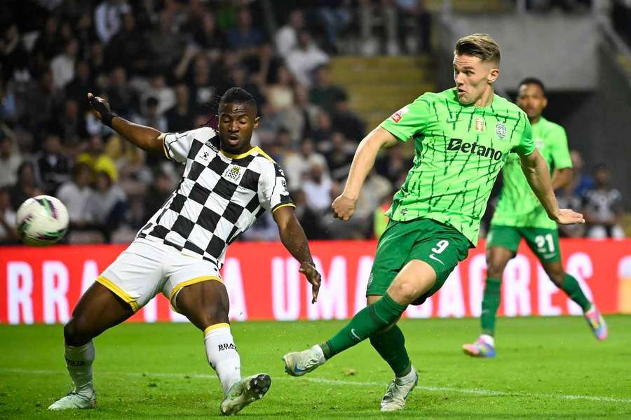 El delantero sueco del Sporting Viktor Gyokeres marca el primer gol de su equipo durante el partido contra el Boavista