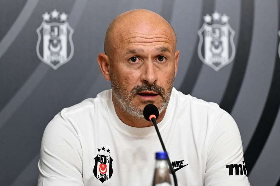 Italiano na tiskové konferenci. Italiano na tiskové konferenci.