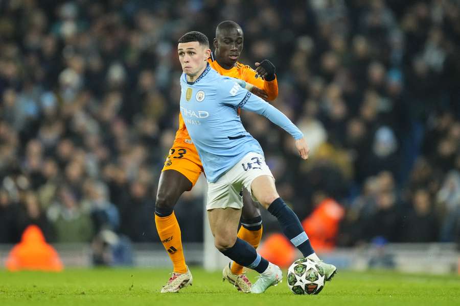 Ferland Mendy pugna con Foden por la posesión del balón.