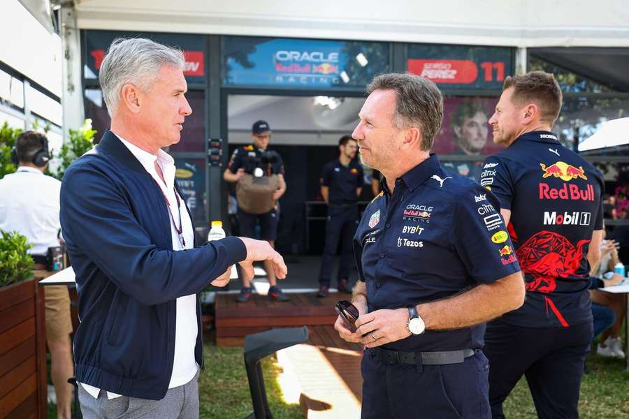 Christian Horner parla con l'ex pilota di F1 David Coulthard