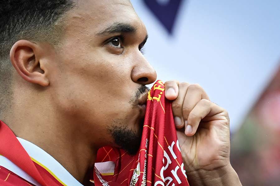 Alexander-Arnold, besando el escudo del Liverpool, nuevo jugador del Real Madrid