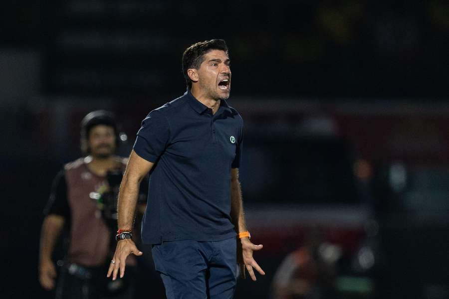 Abel pode ser suspenso por dar bica em microfone no Brasileirão Abel pode ser suspenso por dar bica em microfone no Brasileirão