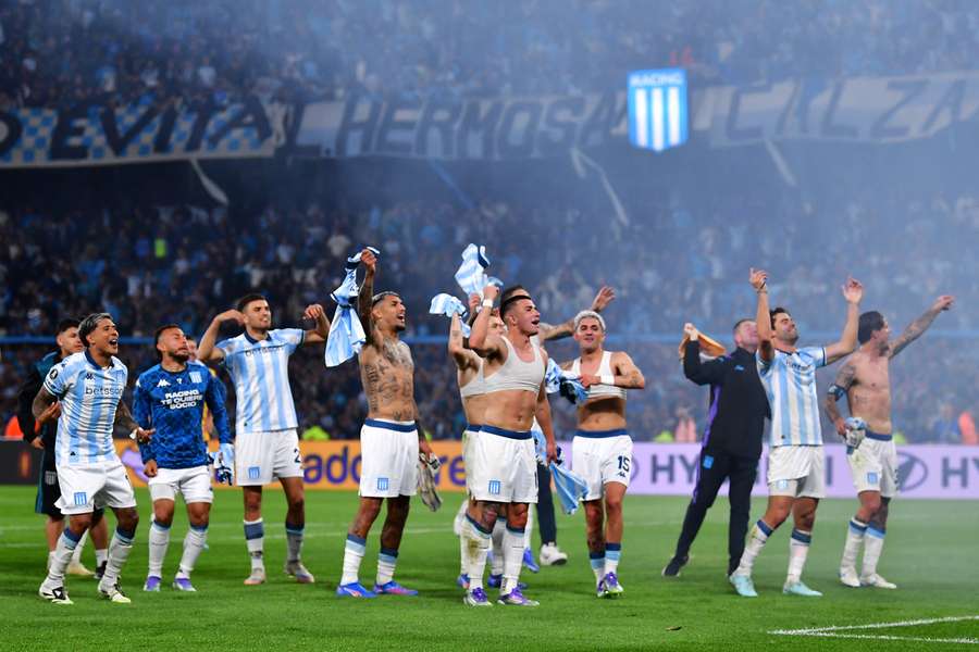 Racing celebra passagem