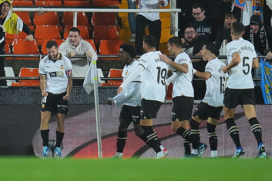 José Luis Gayá celebra el gol con sus compañeros 