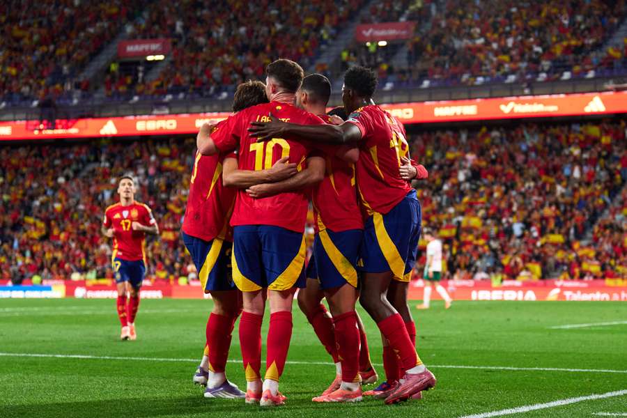 Los jugadores españoles celebran el primer gol de Mikel Merino a Bulgaria