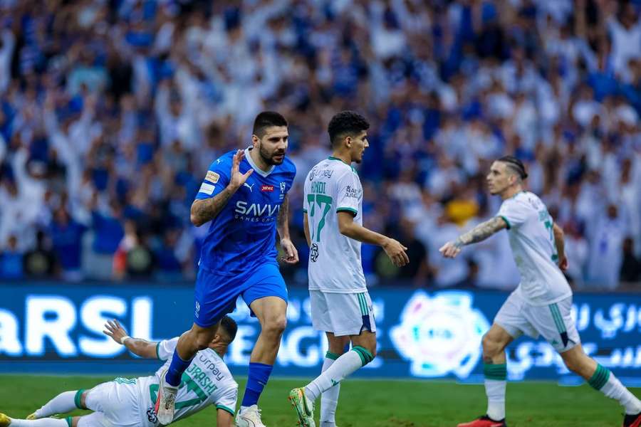 Mitrovic falhou um penálti mas marcou, de cabeça, o 2-0 do Al Hilal