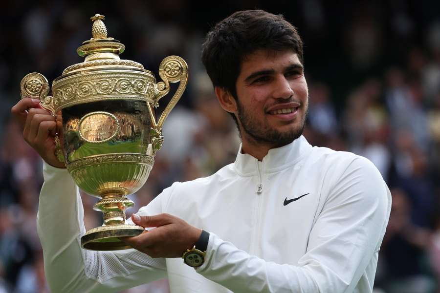 Carlos Alcaraz won dit jaar het mannenenkelspel van Wimbledon