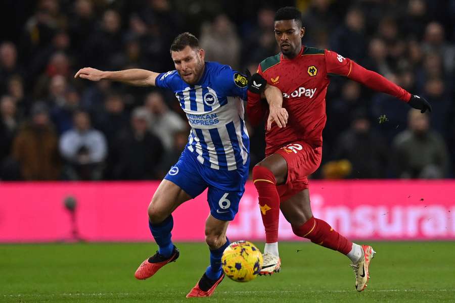 Mijlocașul englez al lui Brighton, James Milner, se luptă cu apărătorul portughez al lui Wolverhampton Wanderers, Nelson Semedo