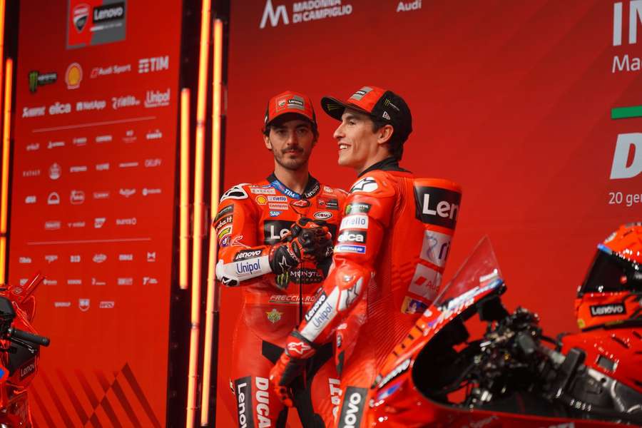 Bagnaia (L) și Marc Márquez (D) la prezentarea echipei Ducati Lenovo.