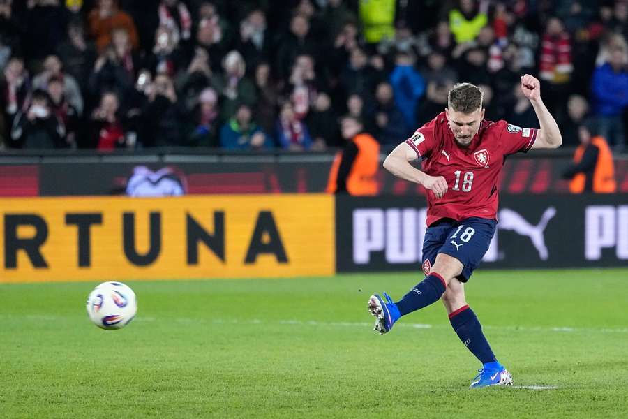Záložník Michal Sadílek proměňuje penaltu a posílá Česko na MS.