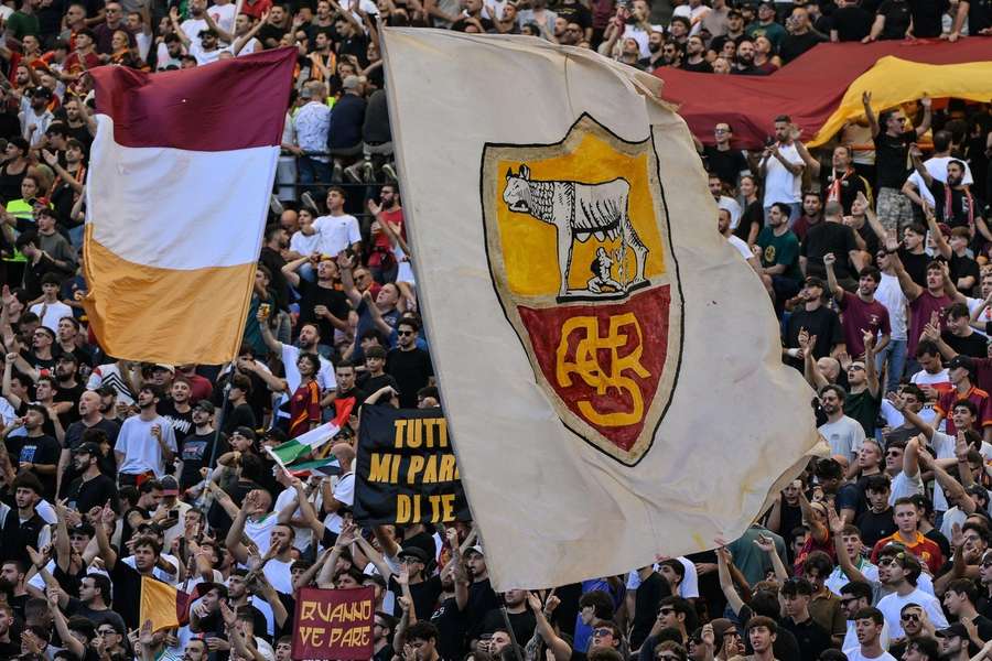 Aficionados de la Roma animan a los suyos