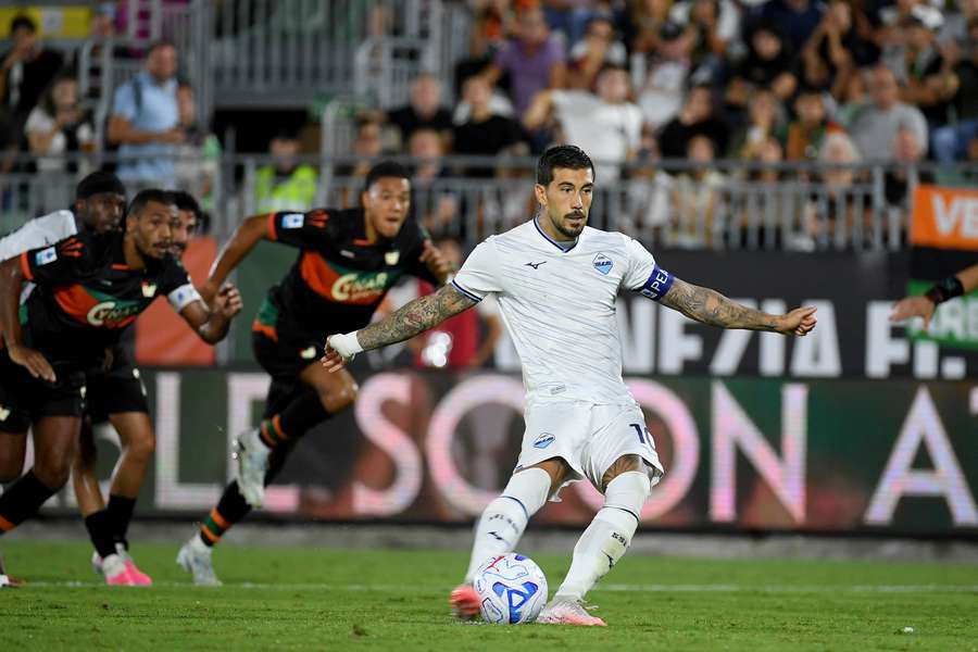 Mattia Zaccagni bringt Lazio Rom mit einem Elfmeter in Front. Mattia Zaccagni bringt Lazio Rom mit einem Elfmeter in Front.