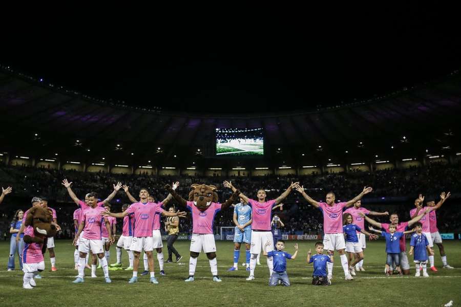 Jogadores do Cruzeiro celebram com a torcida após empate com o Ituano por 1 a 1, no Mineirão