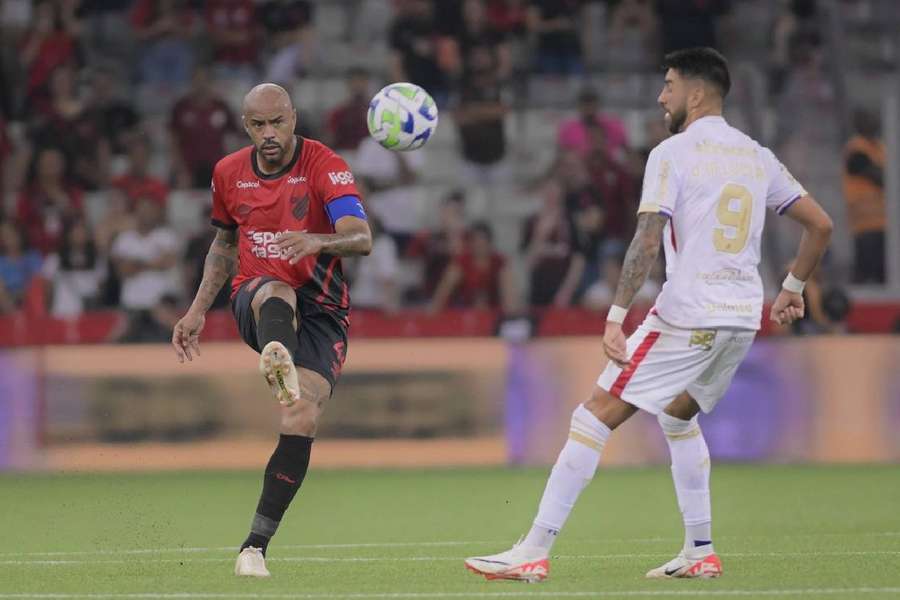 Athletico-PR e Fortaleza fizeram um jogo movimentado na Ligga Arena, especialmente na etapa final