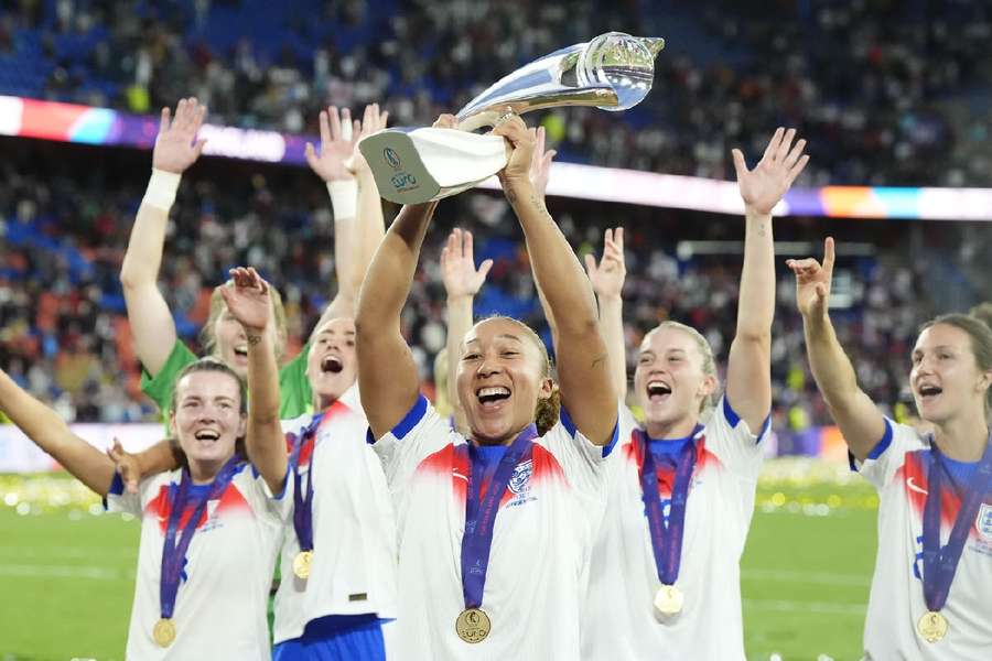 Lauren James levanta la EURO 2025 Lauren James levanta la EURO 2025
