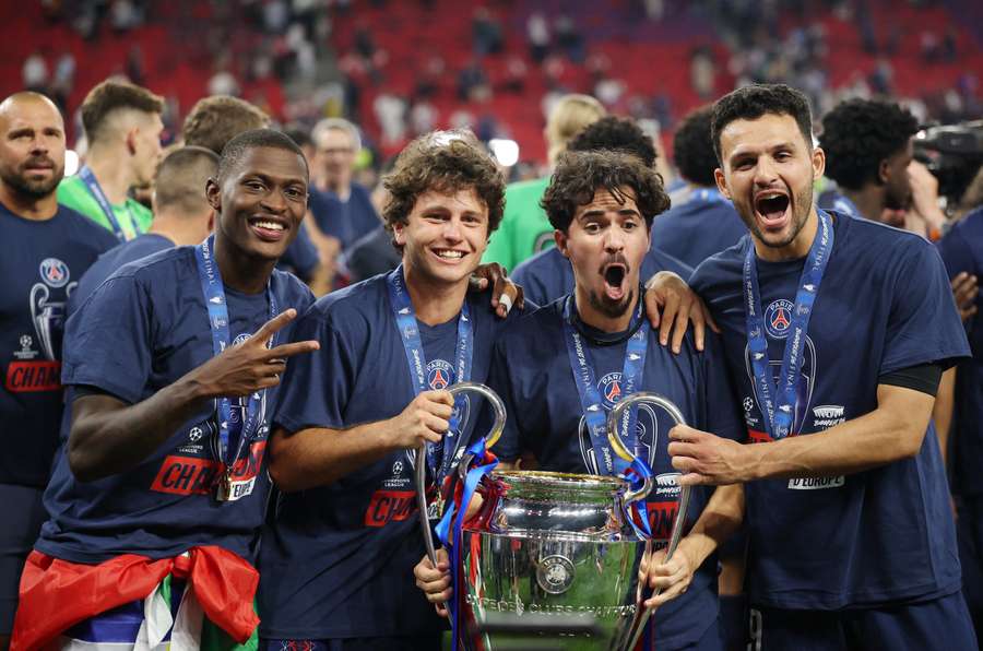Die portugiesische Armada mit dem Pokal der letzten Champions League Die portugiesische Armada mit dem Pokal der letzten Champions League