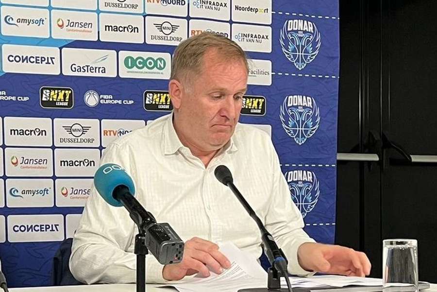 Jakob Klompien op één van de persconferenties tijdens de reddingsoperatie van Donar Groningen